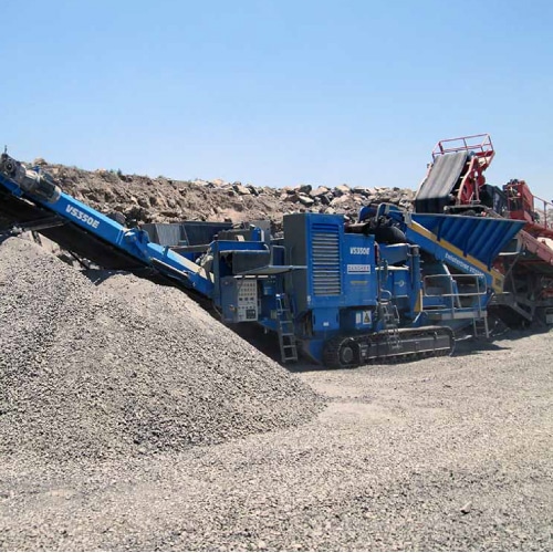 Mobile plant hire equipment for crushing and screening
